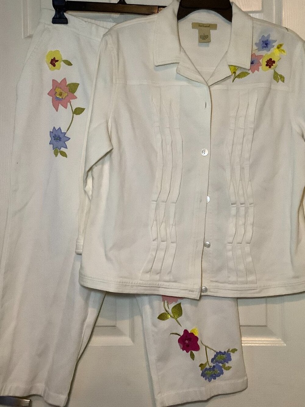 Bechamel 2 piece pantsuit colorful floral embroidery